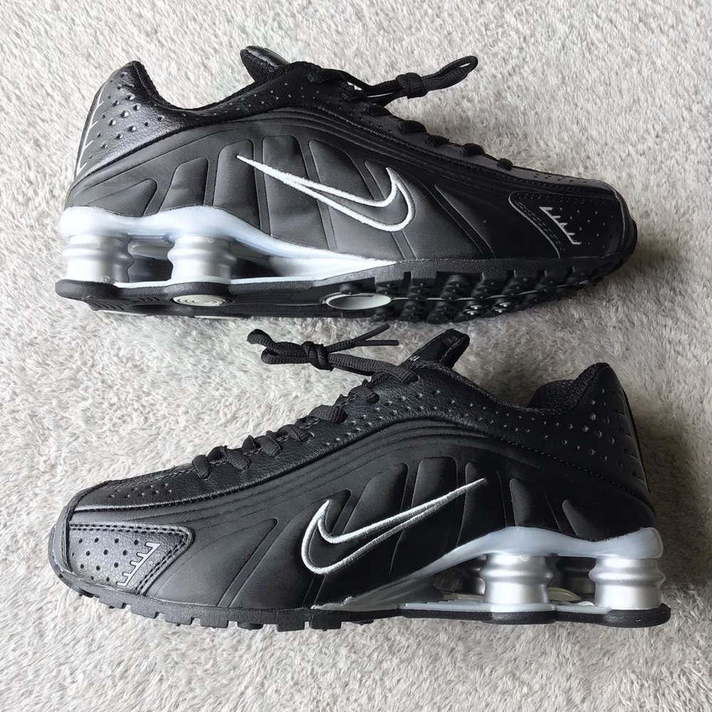 Exclusive pre-owned women’s size 9 Nike Shox R4 athletic gym shoes